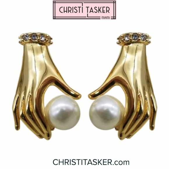 Unique Hand Holding Pearl Gold Earrings 2.2 cm - Picture 1 of 4